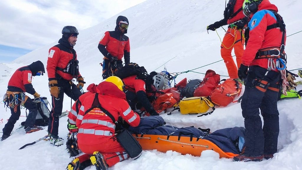 Z vrcholu Sněžky se zřítil muž, padal téměř 400 metrů